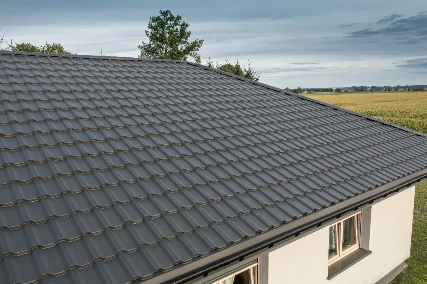 Lastra metallica modulare a forma di tegola