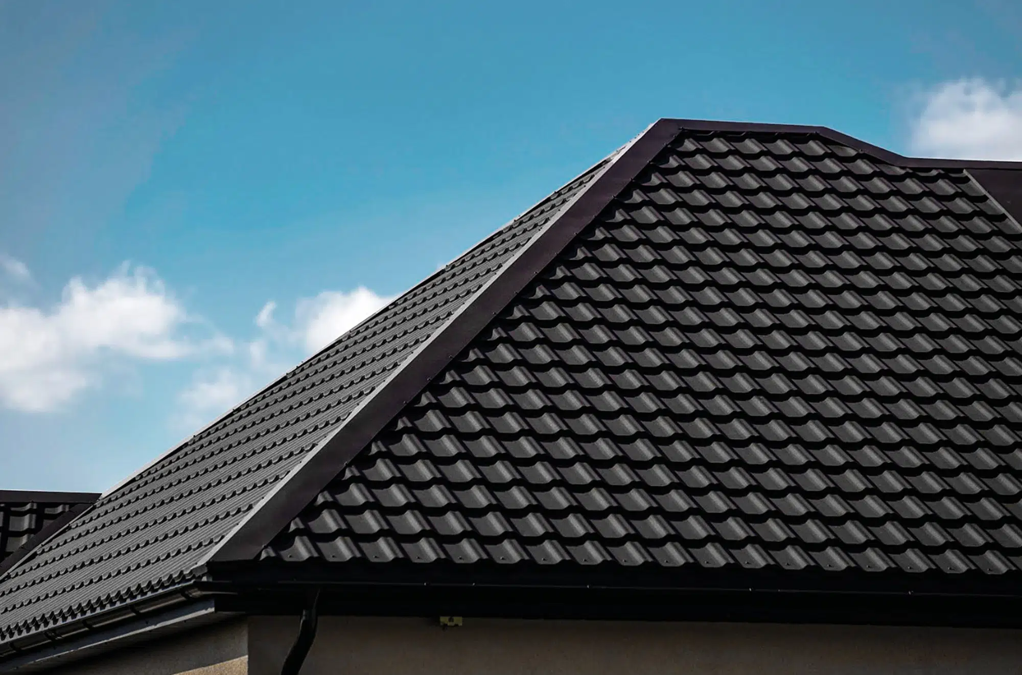 Lastra metallica modulare a forma di tegola